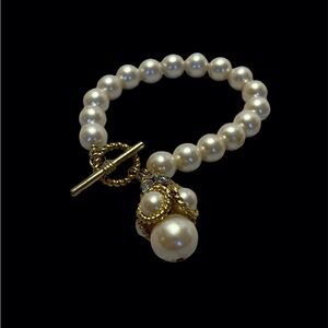 Faux Pearl Bracelet with toggle clasp and Pearl Charm. Pre Owned